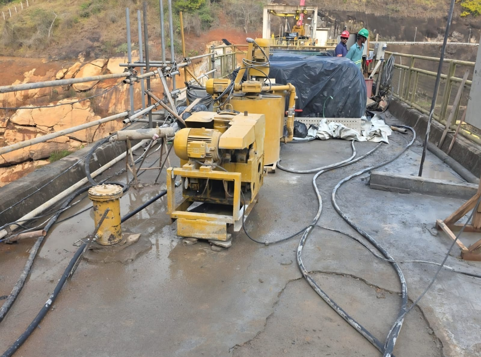 Equipamento de injeção de cimento instalado em frente de trabalho