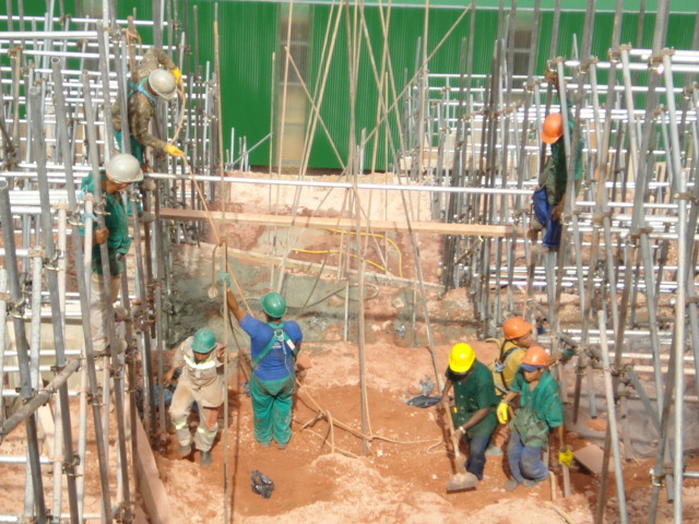 Equipe em execução de obra especial com estrutura de apoio