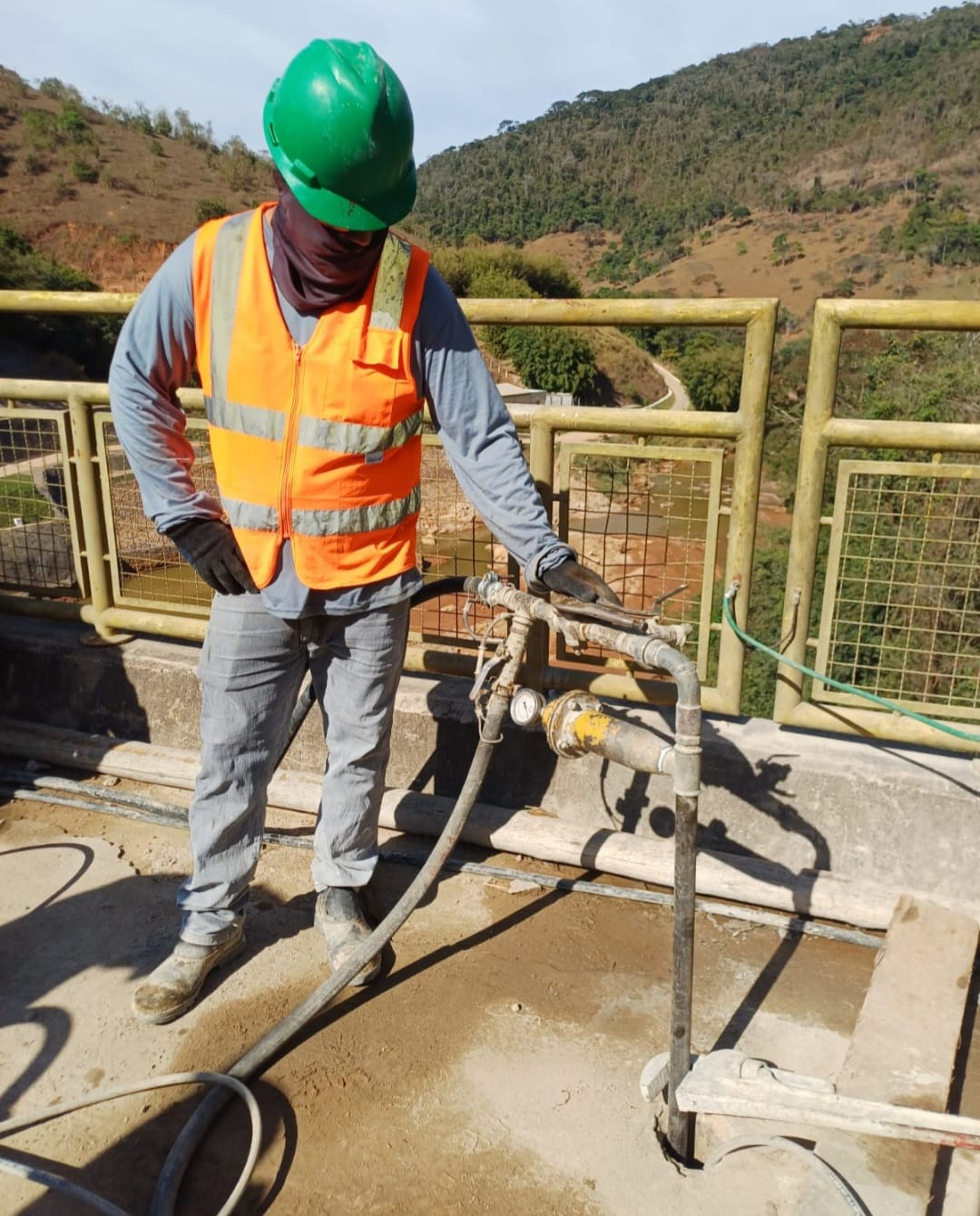 Profissional junto a equipamento de injeção de cimento