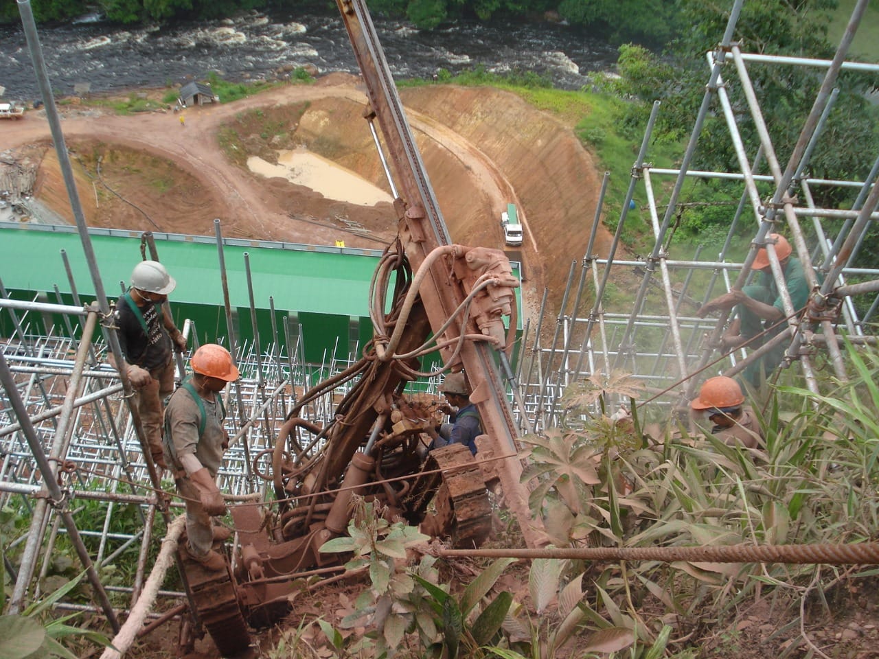 Equipe executando obra especial em encosta