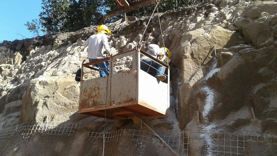 Equipe trabalhando em encosta com concreto projetado
