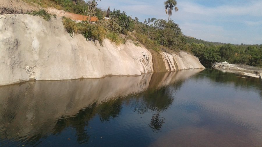 Vista de encosta tratada com concreto projetado junto a reservatório