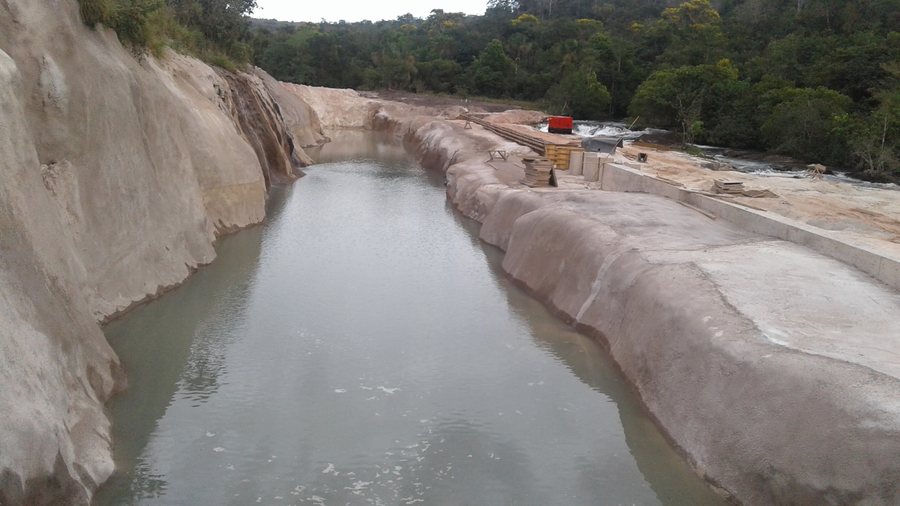 Vista geral de obra de concreto projetado junto ao curso d'água