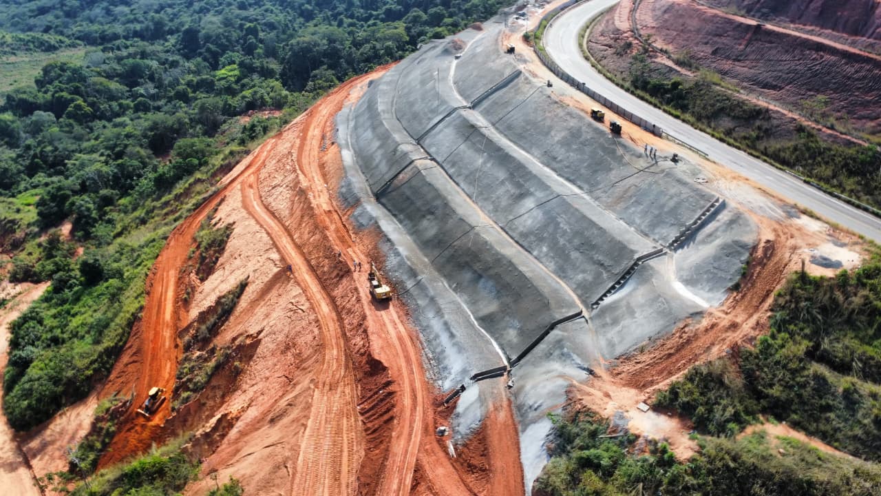 Vista aérea de contenção executada com concreto projetado