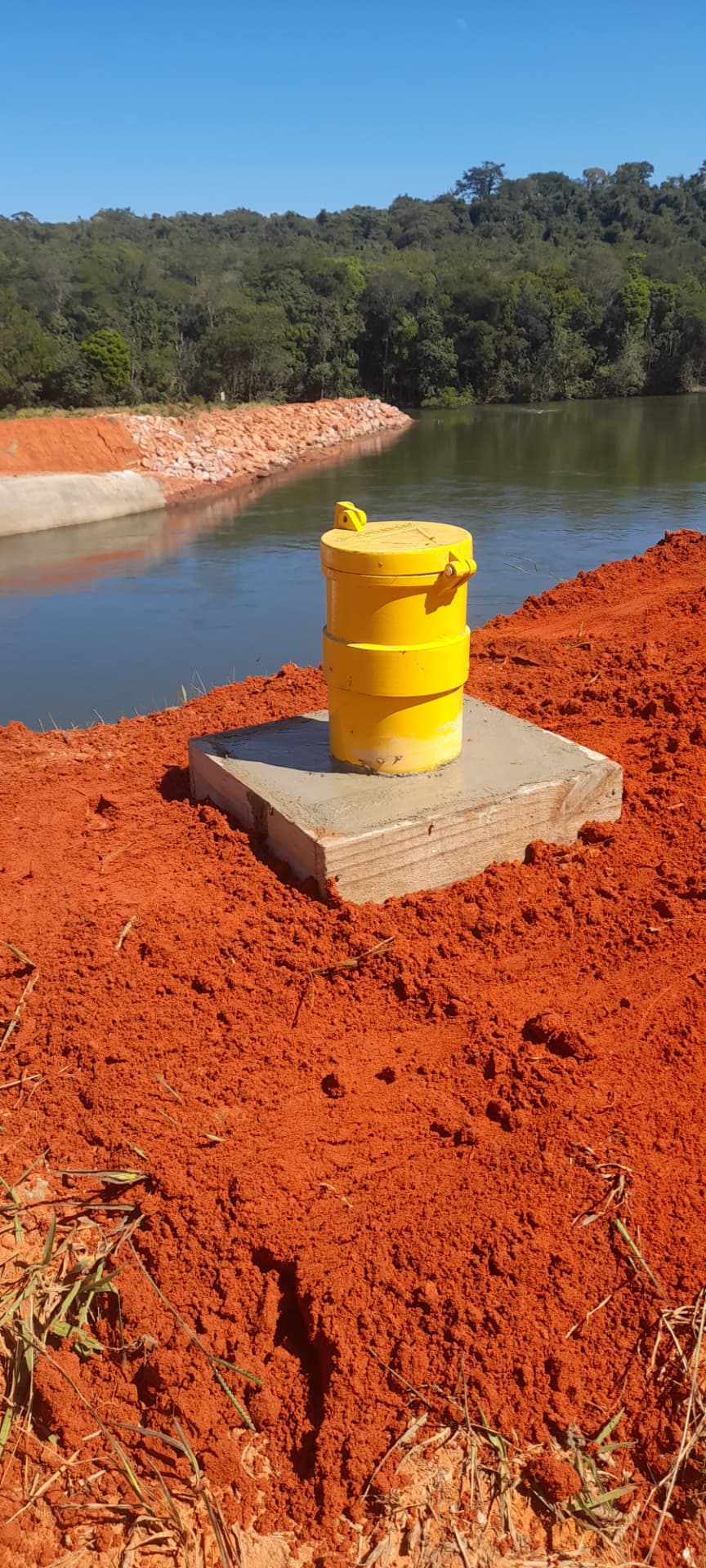 Piezômetro instalado próximo a reservatório
